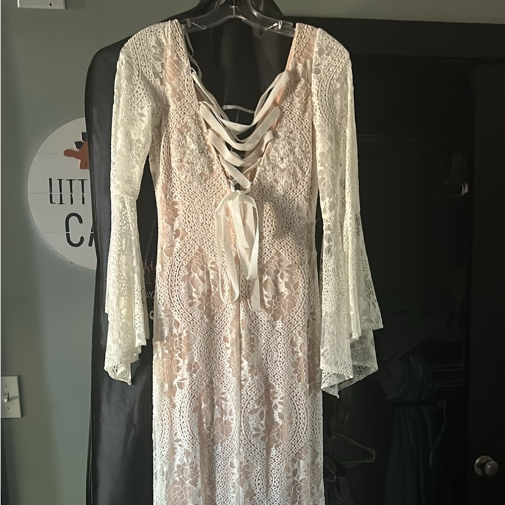 Chic Ivory Lace Wedding Dress - Picture 3 of 3